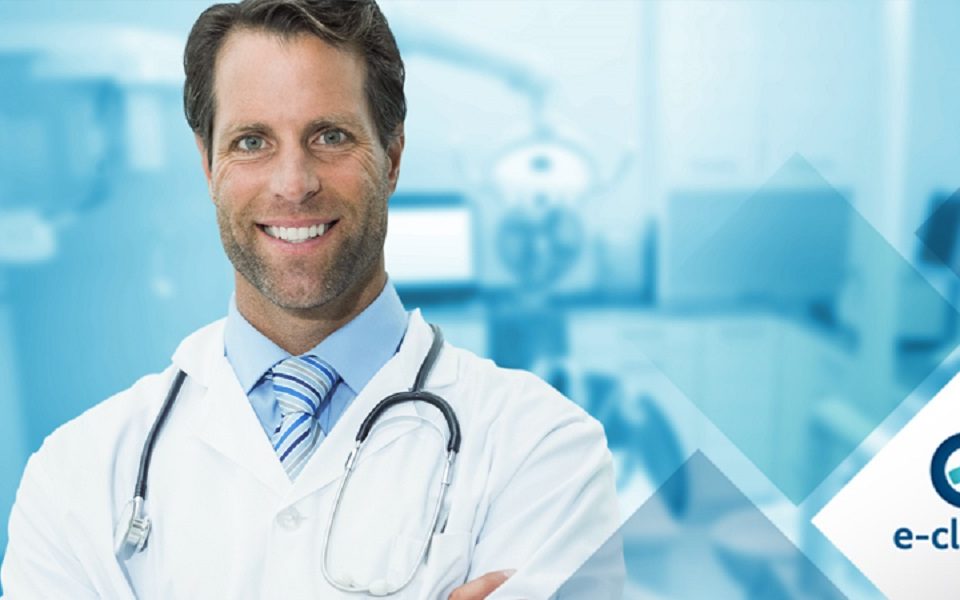 Como obter mais reconhecimento em marketing de saúde médico sorridente com estetoscópio